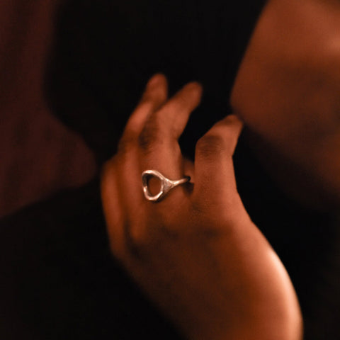 Aava ring handformad i äkta silver. Tillverkad i Stockholm. Wild & Arrow unika design-smycken. 