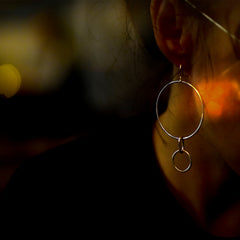 Tihku Örhängen. Stora runda örhängen i äkta silver. Handtillverkade i Stockholm. Återvunnen metall.