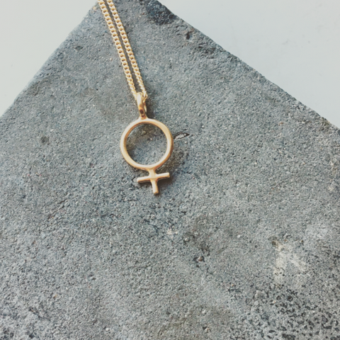 Ada Feministhalsband smycke med kvinno-symbol i gyllene brons direkt från vår verkstad på Södermalm