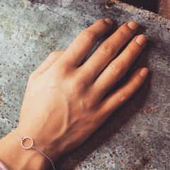 armband med hamrad cirkel och silverkedja, student-present, handtillverkade miljövänliga smycken på Södermalm