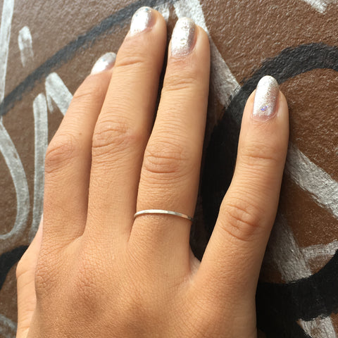 Handtillverkad minimalist-ring i återvunnet silver. Direkt från vår verkstad i Stockholm.