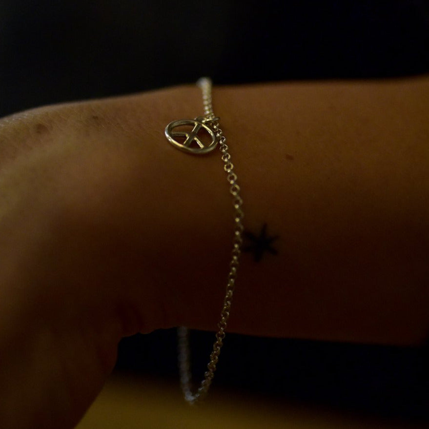 Peace Sign Bracelet tiny handmade & Silver, symbol, – Wild design Arrow