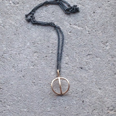 Tyyni halsband i gyllene brons med svart oxiderad silver kedja Wild and Arrow Stockholm smyckes-verkstad
