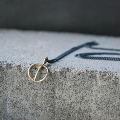 Tyyni halsband i gyllene brons med svart oxiderad silver kedja Wild and Arrow Stockholm smyckes-verkstad